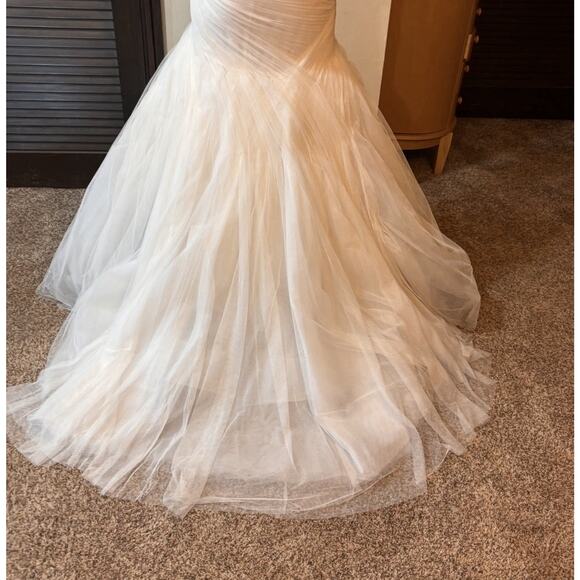 Monique Lhuillier Wedding Dress – Ivory Tulle Mermaid Gown –00 - Picture 4 of 16